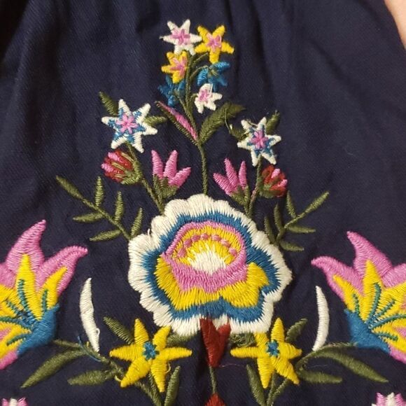 ❤ 3/$20 Old Navy embroidered peasant shirt - Picture 4 of 7